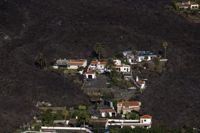 Un grupo de casas salvada de la lava del volcán.
