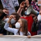 Berlin (Germany), 24/09/2021.- Swedish climate activist Greta Thunberg (C) attends the Fridays For Future global climate action day in Berlin, Germany, 24 September 2021. Climate activists of Fridays For Future call for socially fair and consistent measures to limit climate heating to 1.5 degrees Celsius ahead of German federal elections, that take place on 26 September 2021. The young activists are planning hundreds of protests and demonstrations worldwide during a 'climate strike' on 24 September 2021. (Elecciones, Protestas, Alemania) EFE/EPA/FILIP SINGER