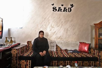 Wadfa Jabaly posaba en su casa de Taybe, con el nombre de su hijo asesinado en 2019 escrito en la pared, el lunes 13.