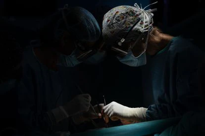 Las cirujanas Raquel Bravo y Ana Otero en un momento de la intervención.