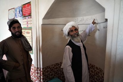 Hayat Khan, actual imán, en el interior de la mezquita donde ejerció el mulá Omar