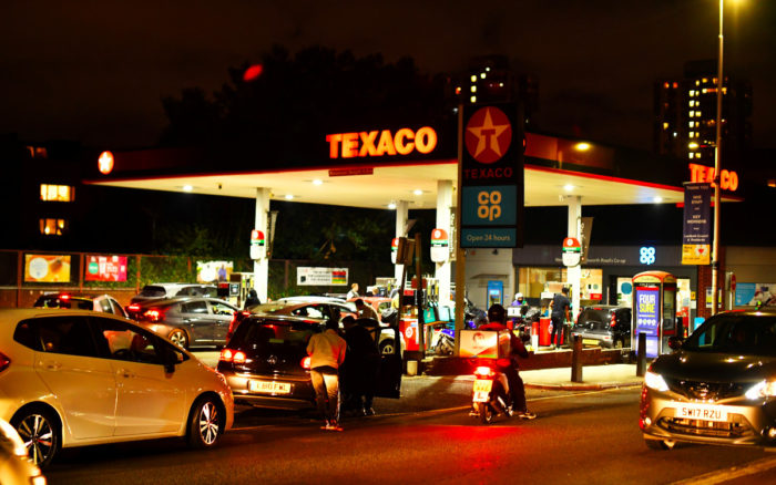 Largas filas en gasolineras británicas; militares comenzarán manejar camiones de combustible