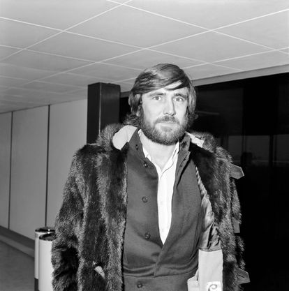 George Lazenby llega al aeropuerto de Heathrow en diciembre de 1969 para el estreno londinense de 'Al servicio secreto de su majestad'. Aparecer con melena y barba fue considerado una ofensa por los productores.