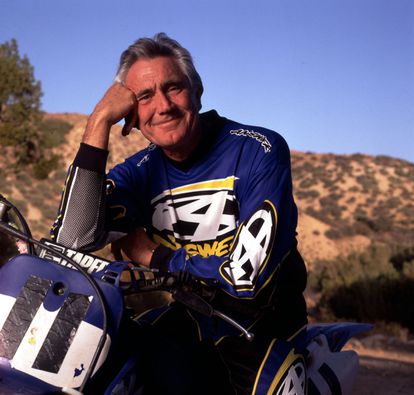 George Lazenby retratado a lomos de su moto en 1999 en California, 30 años después de dar vida a James Bond.