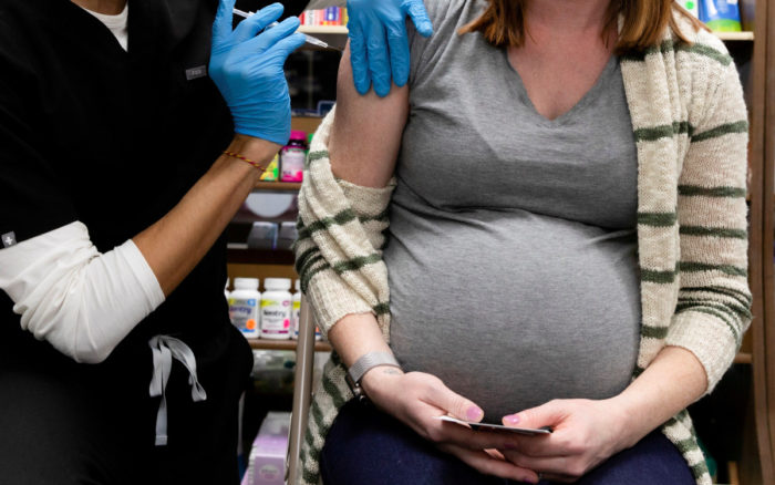 EU: urgen por mayor vacunación anti-Covid para embarazadas