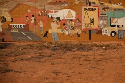 Mural con señales de advertencia de los agujeros que hay por todas partes.