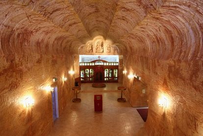 La iglesia serbia ortodoxa de Coober Pedy tiene tres naves-cañón de distinta altura, y las tres están perfectamente esculpidas en el interior de la tierra.