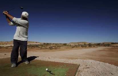El Coober Pedy Opal Fields Golf Club es uno de los escasos campos de golf sobre tierra que hay en el mundo.