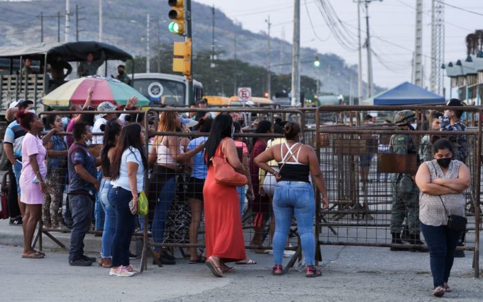 Más de 100 presos han muerto durante enfrentamientos entre bandas en cárcel de Ecuador