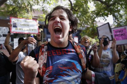 Un seguidor de Britney Spears celebra la decisión judicial este miércoles.