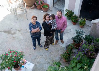 María Marquina, junto a su familia, en el patio de su casa de Fuentenava de Jábaga.