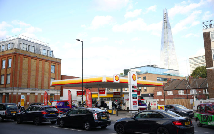 Reino Unido, en caos: problemas en gasolineras, farmacias y granjas porcícolas