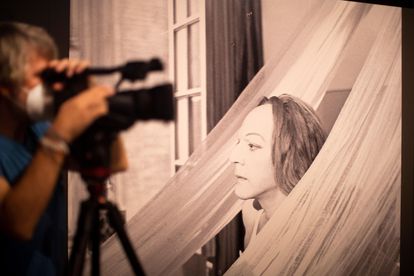 Donald Sutherland, como Casanova, parece dejarse retratar por un fotógrafo.