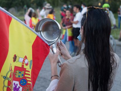 Varias personas participan en una cacerolada cerca de la casa del exvicepresidente Iglesias y la ministra Montero en Galapagar (Madrid), en 2020.