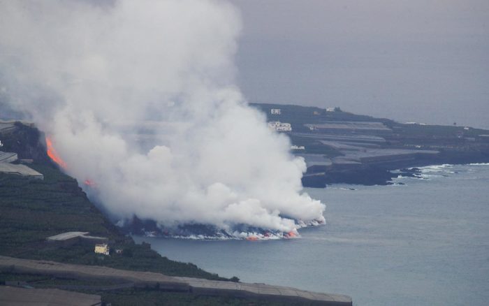 A su llegada al mar, la lava del volcán canario de La Palma empezó a formar un delta | Videos