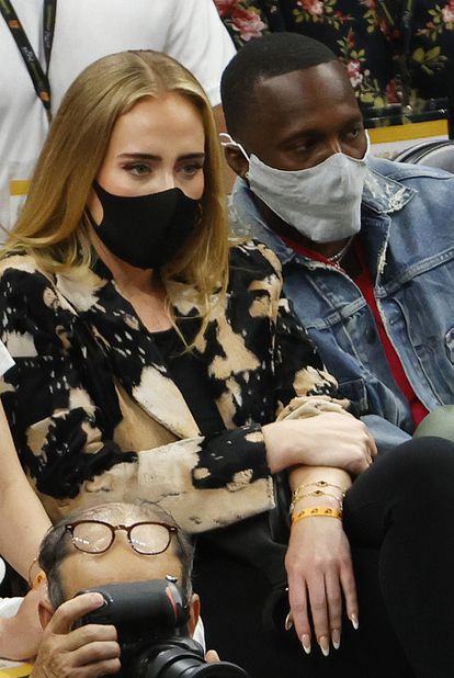 Adele y Paul Rich en un partido de la NBA en Phoenix, Arizona, en julio de 2021.
