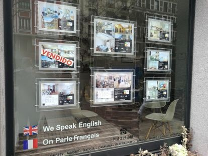 Anuncios de pisos en el escaparate de una agencia inmobiliaria en Madrid.