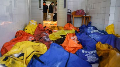 Inspección de policía tras el incendio en la cárcel de Tangerang, en Indonesia.