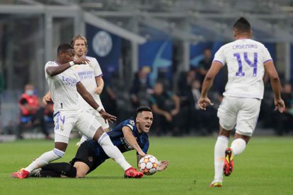 Alaba y Lautaro luchan por un balón ante las miradas de Casemiro y Modric.