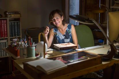 Anne-Hélène Suárez, en la mesa de trabajo de su casa, en Barcelona.