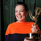 Olivia Colman, con su Emmy como actriz principal en una serie dramática por 'The Crown' de Netflix.