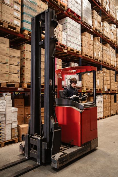 Los operarios de carretillas estuvieron en agosto entre los 10 profesionales más buscados en Infojobs.