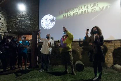 Inauguración el martes de la Muestra de Ascaso. Desde la izquierda, José Luis Rebordinos, director del Zinemaldia; Miguel Cordero, codirector de la Muestra, y Patricia Pérez, directora de la película 'A media voz'.