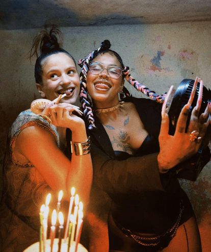 Rosalía y Tokischa, en una imagen promocional de su canción 'Linda'.