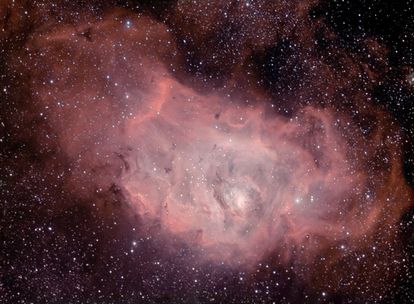 La nebulosa Messier 8 o Nebulosa de la laguna, en la constelación de Sagitario.