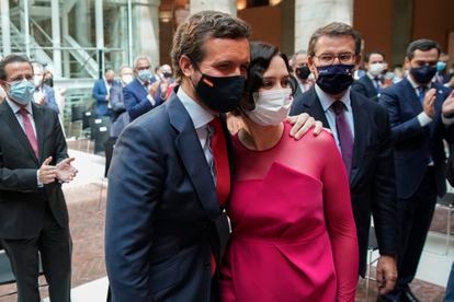 Pablo Casado abraza a la presidenta de la comunidad de Madrid, Isabel Díaz Ayuso, en el acto de jura como presidenta en la sede de la Puerta del Sol, en Madrid.
