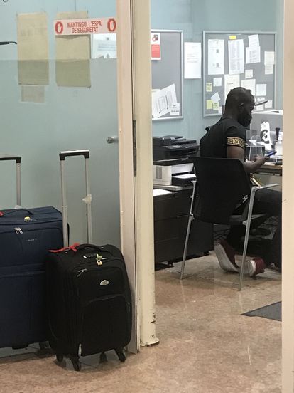 Gambiano declarando divisas en Aduanas El Prat.