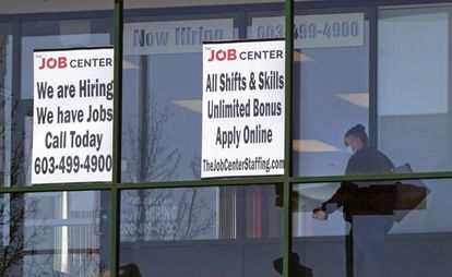 Una mujer pasa ante una oficina de empleo en Manchester (New Hampshire), en marzo pasado.