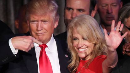 El expresidente Donald Trump, junto a su jefa de campaña, Kellyanne Conway, durante la noche electoral de 2016, en Nueva York.