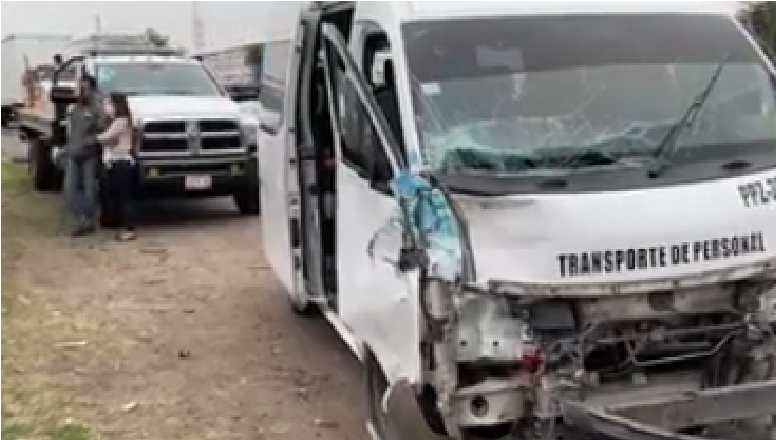 Carambola de autos en autopista México-Querétaro, impactan camioneta con obreros, por Parque Industrial El Marqués