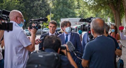El expresidente de la Generalitat Carles Puigdemont atiende a los medios en Cerdeña (Italia).