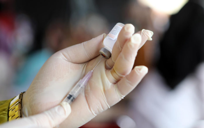 Chile comienza a vacunar con Coronavac a menores desde los 6 años | Video