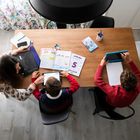 Dvd 2024 (20/10/20) ATENCIÓN: FOTOS CON PERMISO PARA SER UTILIZADAS EN REPORTAJE DE IDEAS SOBRE CONCILIACIÓN Y TELETRABAJO. PARA CUALQUIER OTRO USO, POR FAVOR PREGUNTAR A CARLOS ROSILLO. Una madre ayuda a sus hijos con los deberes mientras teletrabaja en un municipio de la COmunidad e MAdrid. CARLOS ROSILLO.