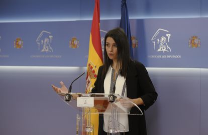 La líder de Cs, Inés Arrimadas, comparece en una rueda de prensa en el Congreso el jueves pasado.