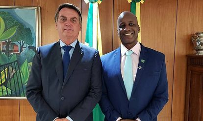 Camargo, director de la Fundación Palmares, junto al presidente Bolsonaro en una imagen que difundió en su cuenta de Twitter.