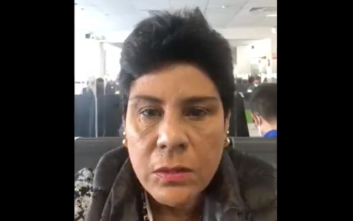 Congresista olvida apagar su cámara y aparece bañándose en plena sesión; se disculpa | Video