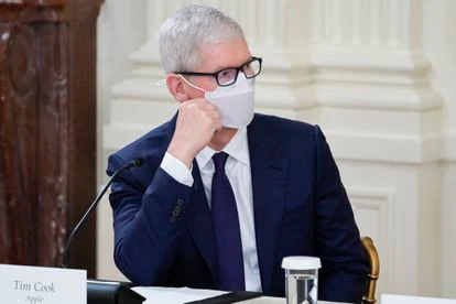 El CEO de Apple, Tim Cook, escucha al presidente de EE UU, Joe Biden, en un encuentro en la Casa Blanca el pasado 25 de agosto.