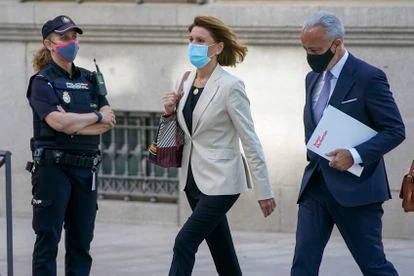 La ex secretaria general del PP, María Dolores de Cospedal, llega a declarar a la Audiencia Nacional el pasado junio.