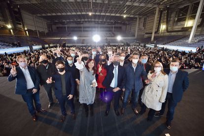 Una imagen de Alberto Fernández junto a Cristina Fernández y las autoridades de la provincia de Buenos Aires, este jueves.