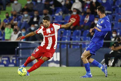 Luis Súarez dispara a puerta ante la oposición de Iglesias. / REUTERS/Juan Medina