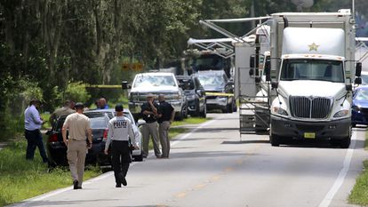 Agentes de la policía trabajan en la zona del tiroteo en el condado de Polk, en Florida, este domingo.