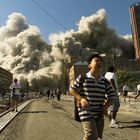 La gente huía cuando la Torre Norte del World Trade Center se derrumbaba después de que el avión secuestrado golpeara el edificio.
