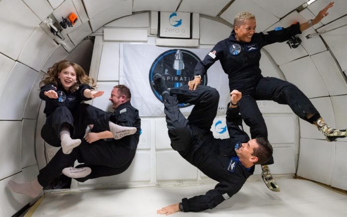 Despega con éxito cápsula de SpaceX con la primera misión de civiles al espacio | Videos