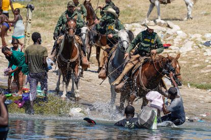 Agentes fronterizos de EE UU dispersan a migrantes haitianos cerca del campamento de Del Río, Texas, este domingo.