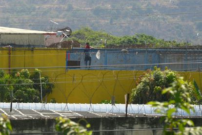 Un interno en la prisión de Guayaquil, este miércoles, después de un motín en el que han muerto decenas de presos.