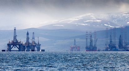 Plataformas de perforación en desuso en Cromarty Firth, (Escocia), el pasado 27 de abril de 2020.